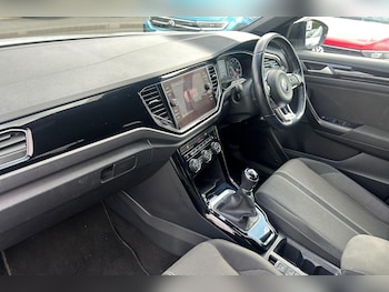 Used Volkswagen T-Roc 2021 for sale - 76071472: Photo 2