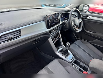 Used Volkswagen T-Roc 2024 for sale - 75906169: Photo 2