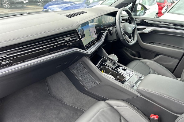 Used Volkswagen Touareg 2024 for sale - 75280606: Photo 2