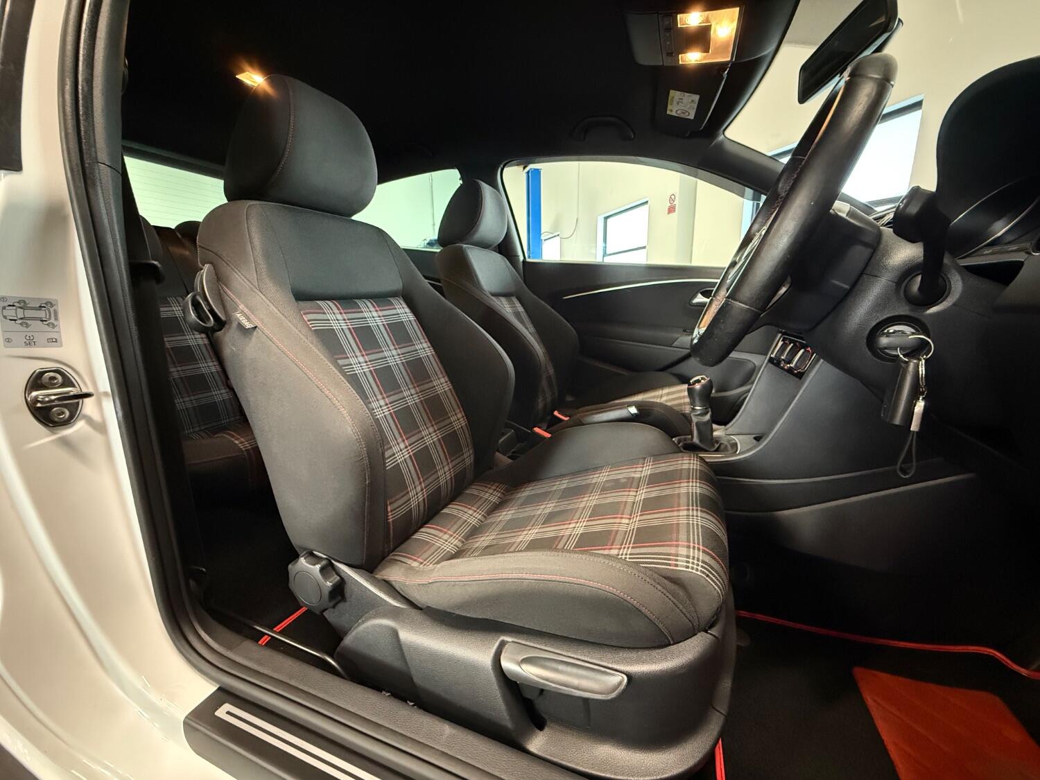 Used Volkswagen Polo 2015 for sale - 76605924: Photo 32