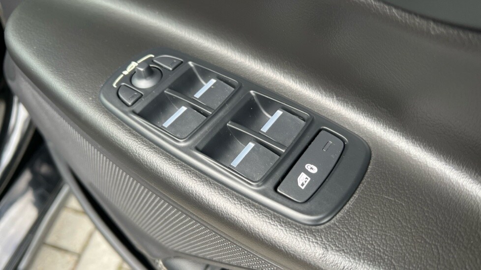 Used Jaguar XE 2019 for sale - 76597924: Photo 40