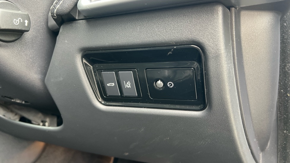 Used Jaguar XE 2019 for sale - 76597924: Photo 41