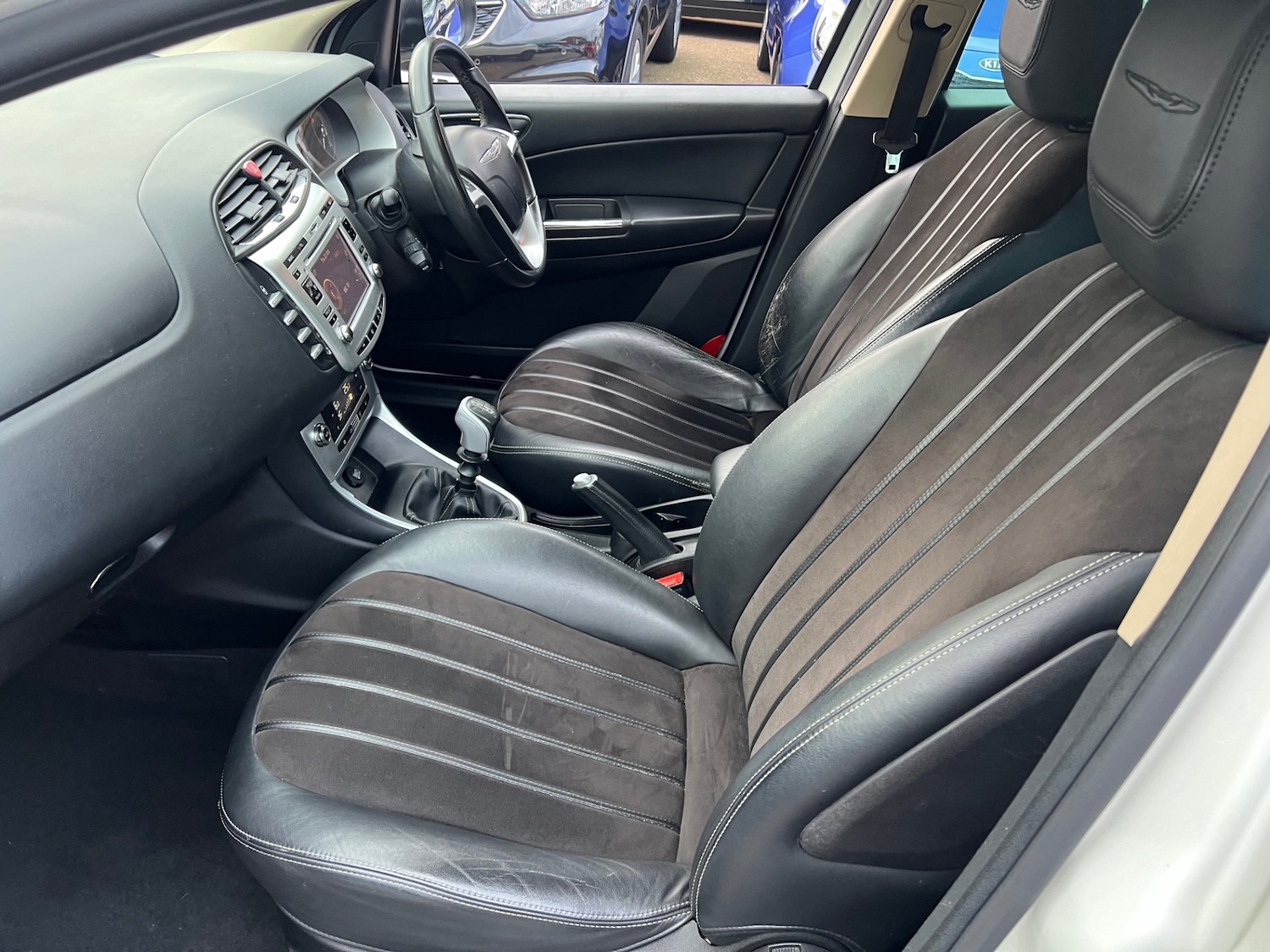 Used Chrysler Delta 2012 for sale - 76362982: Photo 3