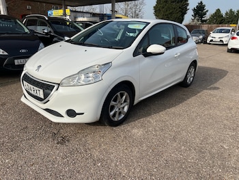 Used Peugeot 208 2014 for sale - 77759423: Photo