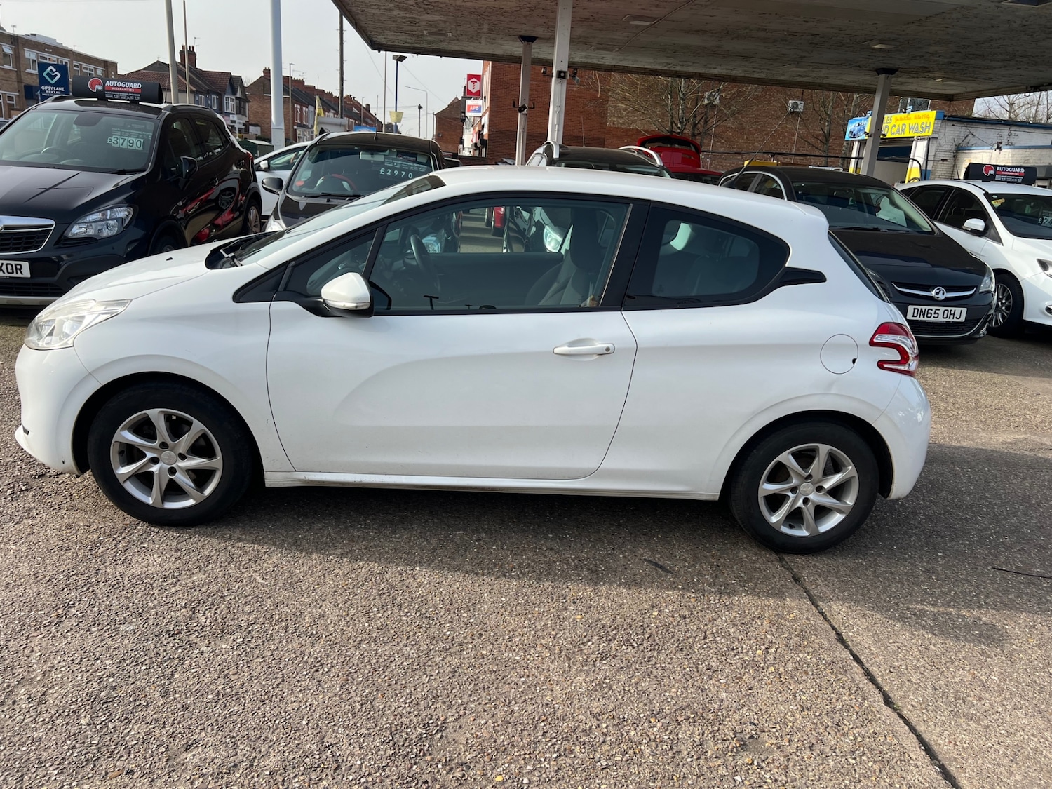 Used Peugeot 208 2014 for sale - 77759423: Photo 2