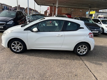 Used Peugeot 208 2014 for sale - 77759423: Photo
