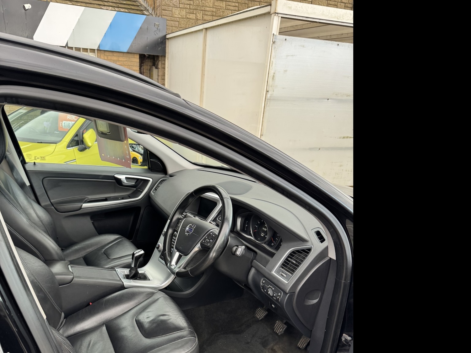 Used Volvo XC60 2017 for sale - 76376865: Photo 2