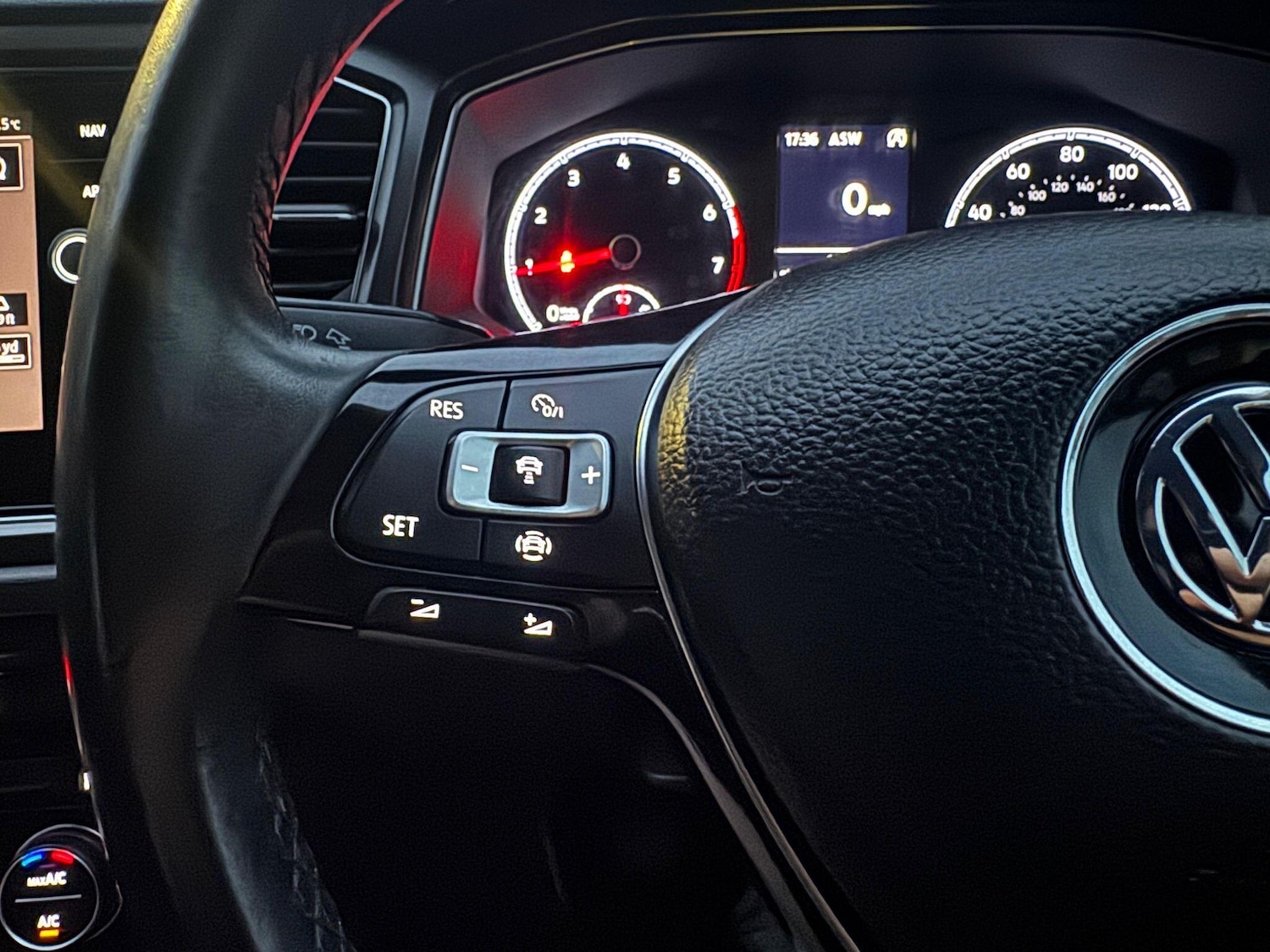 Used Volkswagen T-Roc for sale - 77559601: Photo 28