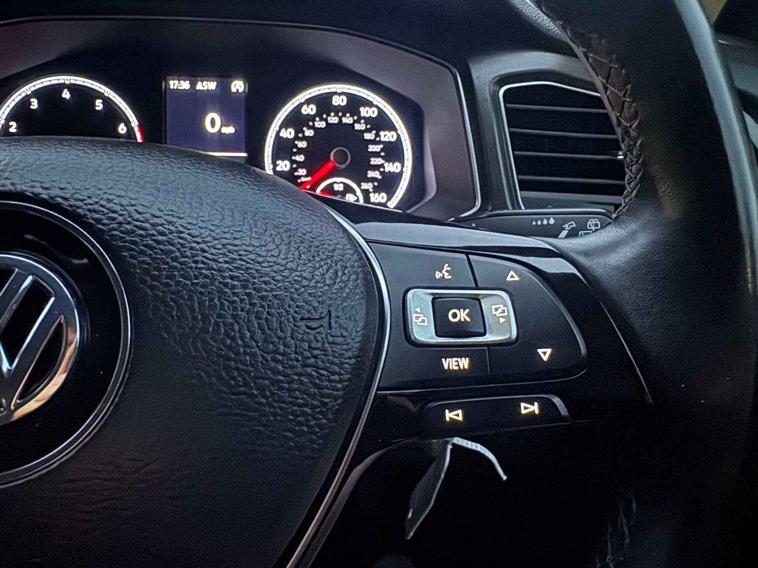 Used Volkswagen T-Roc for sale - 77559601: Photo 29