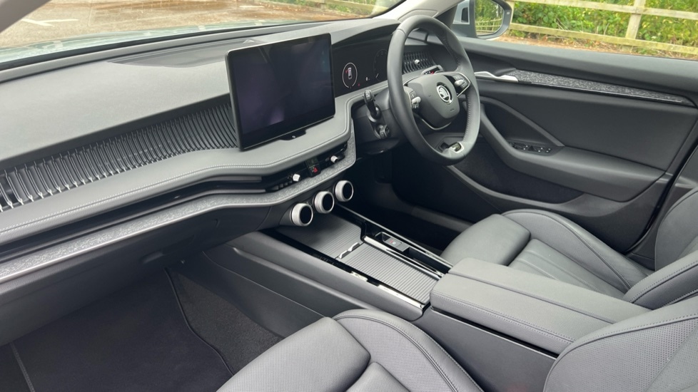 Used Skoda Superb 2024 for sale - 76868521: Photo 2