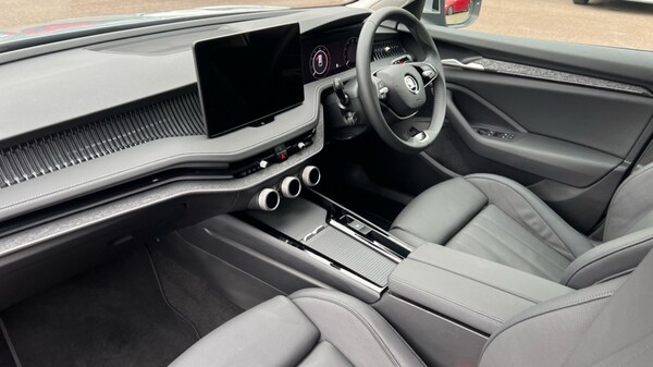 Used Skoda Superb 2024 for sale - 76273013: Photo 2