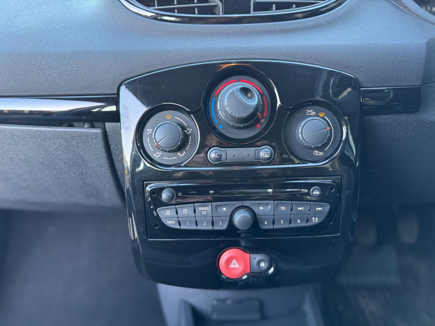 Used Renault Clio 2012 for sale - 76988113: Photo 11