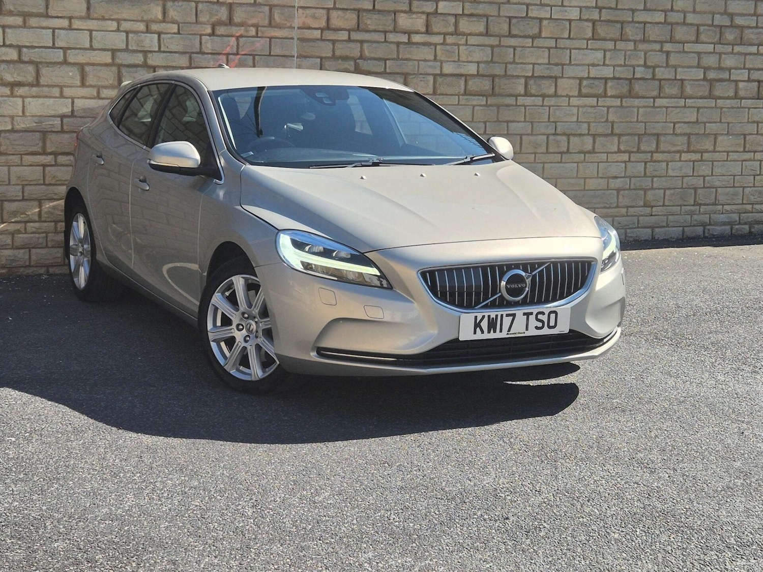 Used Volvo V40 2017 for sale - 76608910: Photo 1
