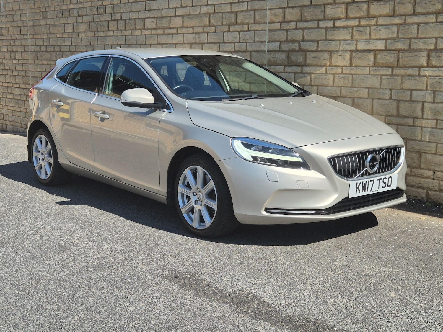 Used Volvo V40 2017 for sale - 76608910: Photo 11