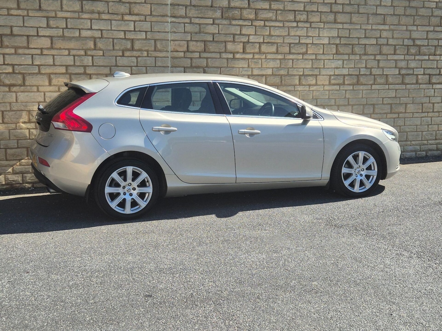 Used Volvo V40 2017 for sale - 76608910: Photo 15