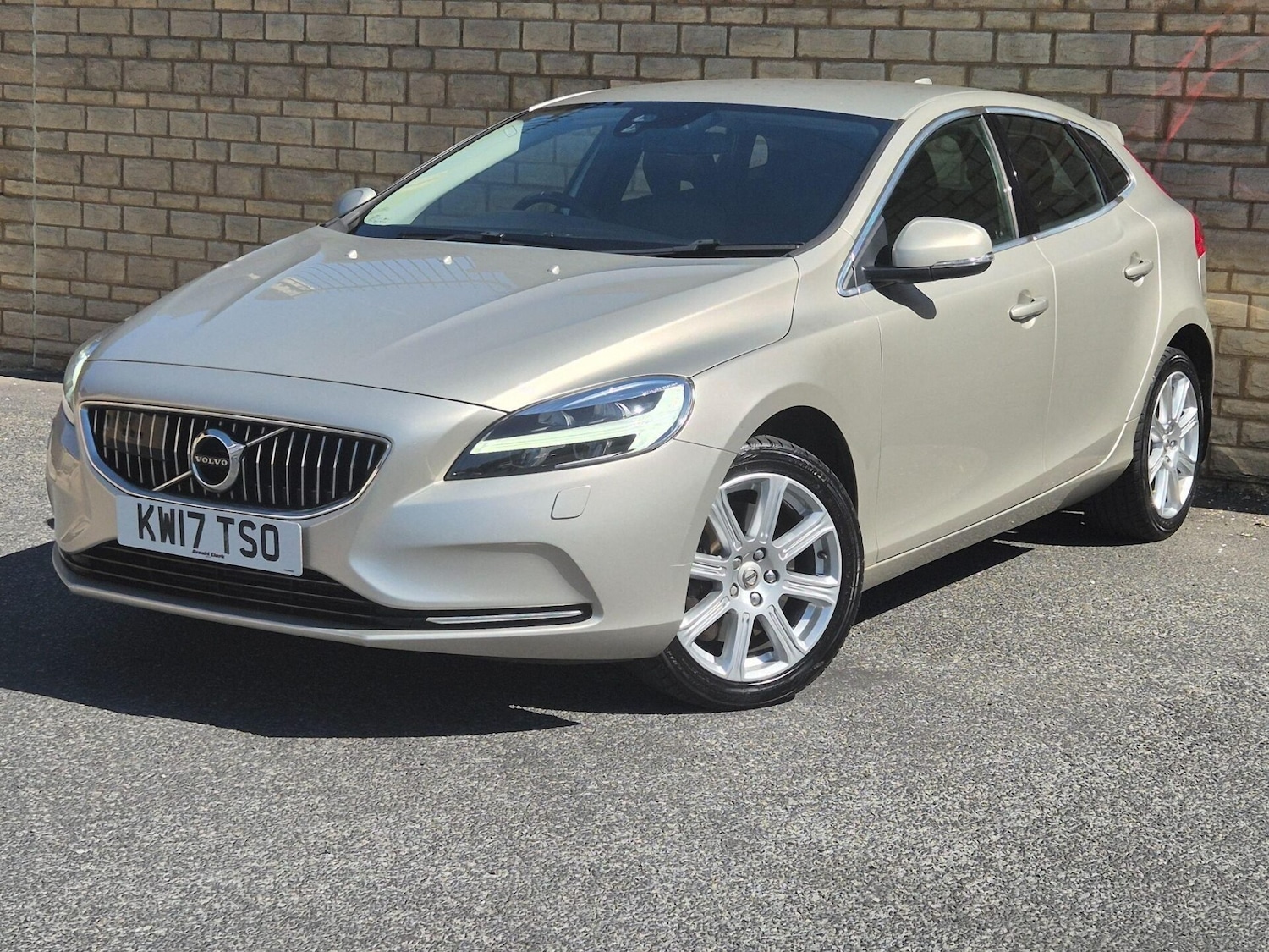 Used Volvo V40 2017 for sale - 76608910: Photo 3