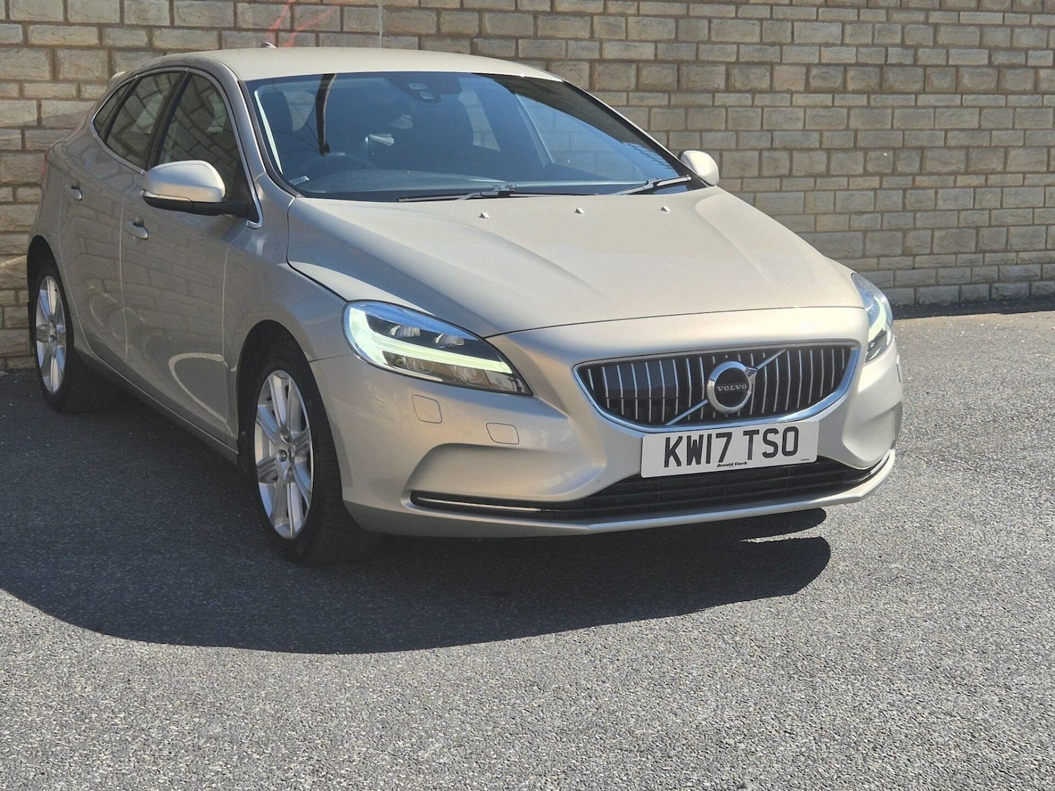 Used Volvo V40 2017 for sale - 76608910: Photo 9