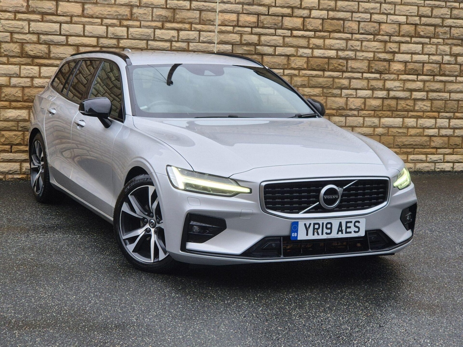 Used Volvo V60 2019 for sale - 76608909: Photo 1