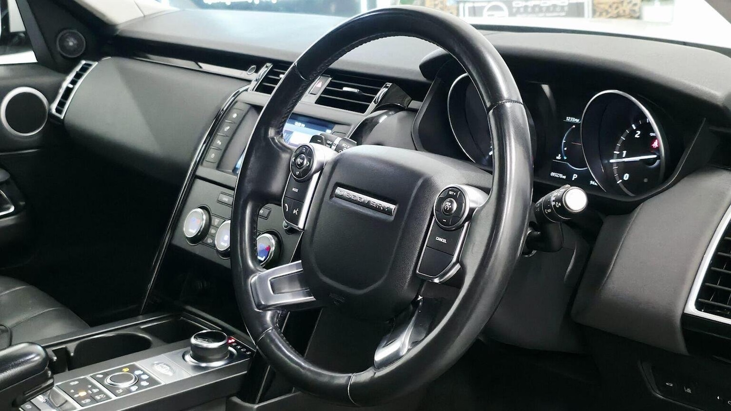 Used Land Rover Discovery 2018 for sale - 77218159: Photo 2