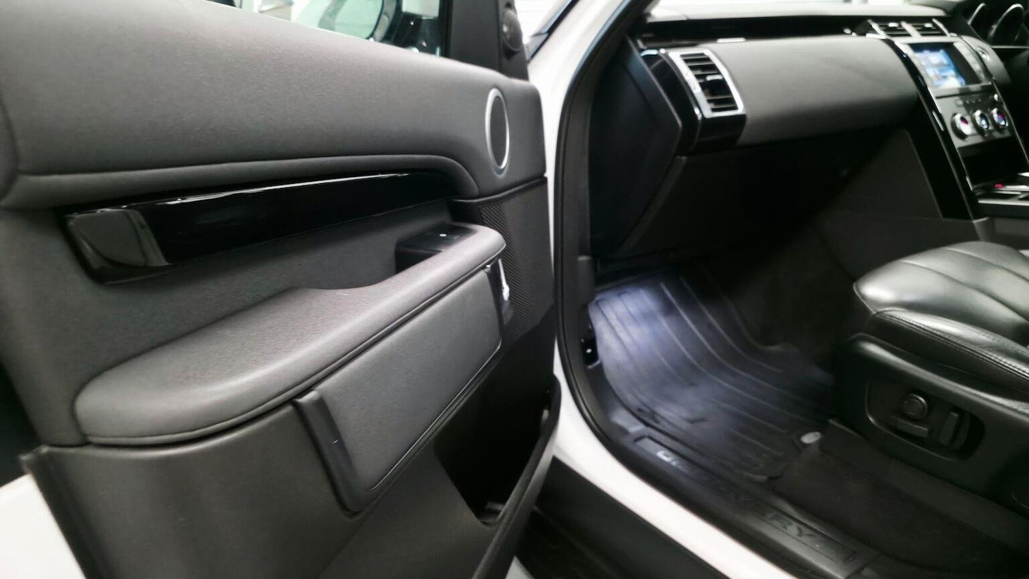 Used Land Rover Discovery 2018 for sale - 77218159: Photo 39