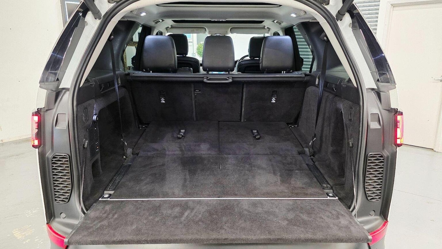 Used Land Rover Discovery 2018 for sale - 77218159: Photo 58