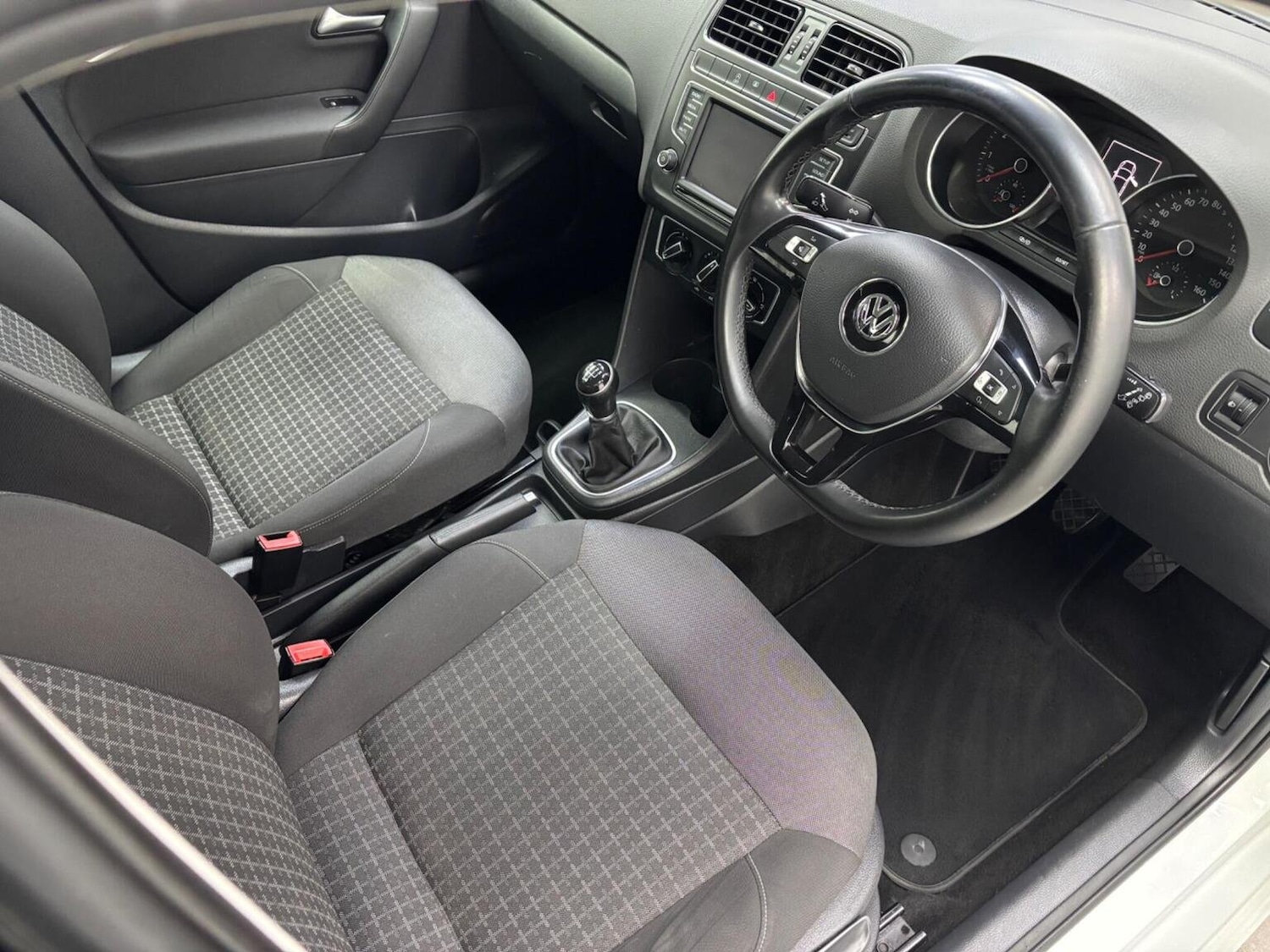 Used Volkswagen Polo 2015 for sale - 76324793: Photo 9