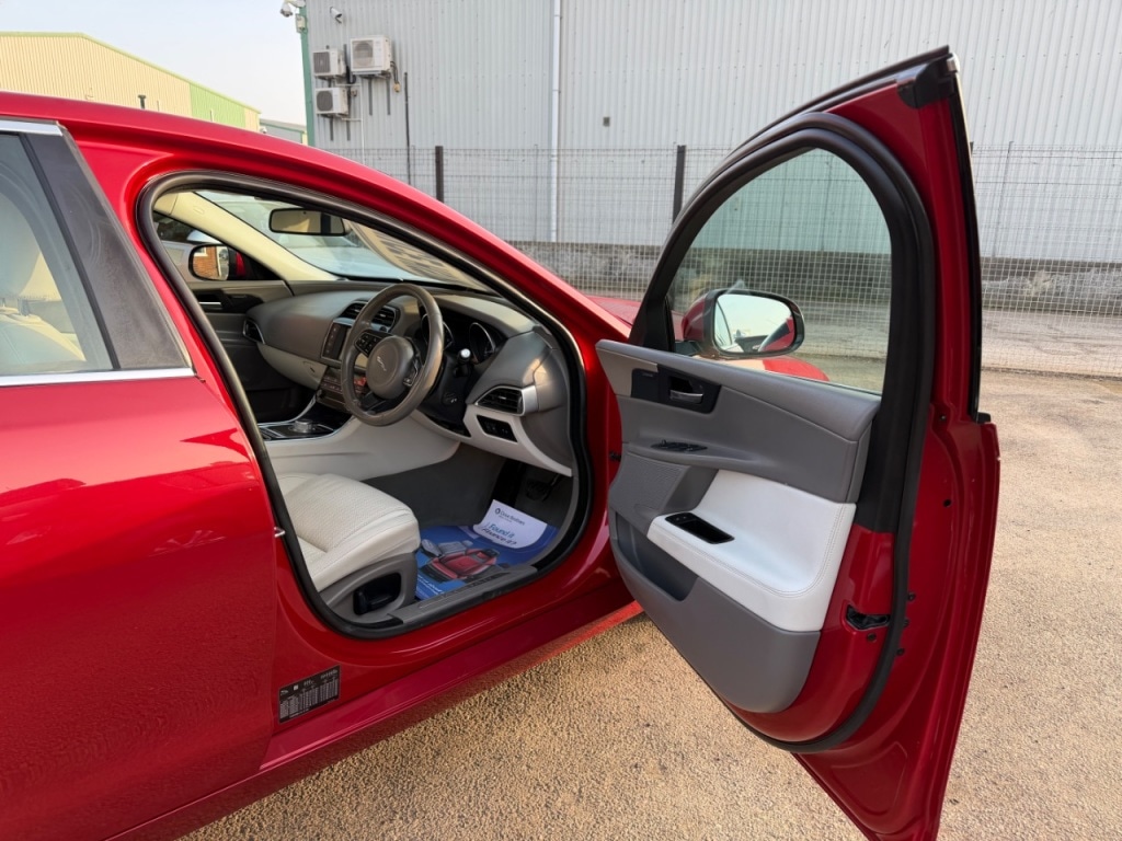 Used Jaguar XE 2016 for sale - 77774926: Photo 5