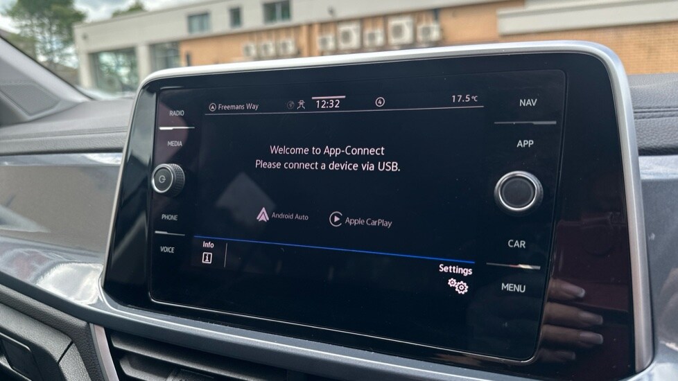 Used Volkswagen T-Roc 2024 for sale - 75967021: Photo 32