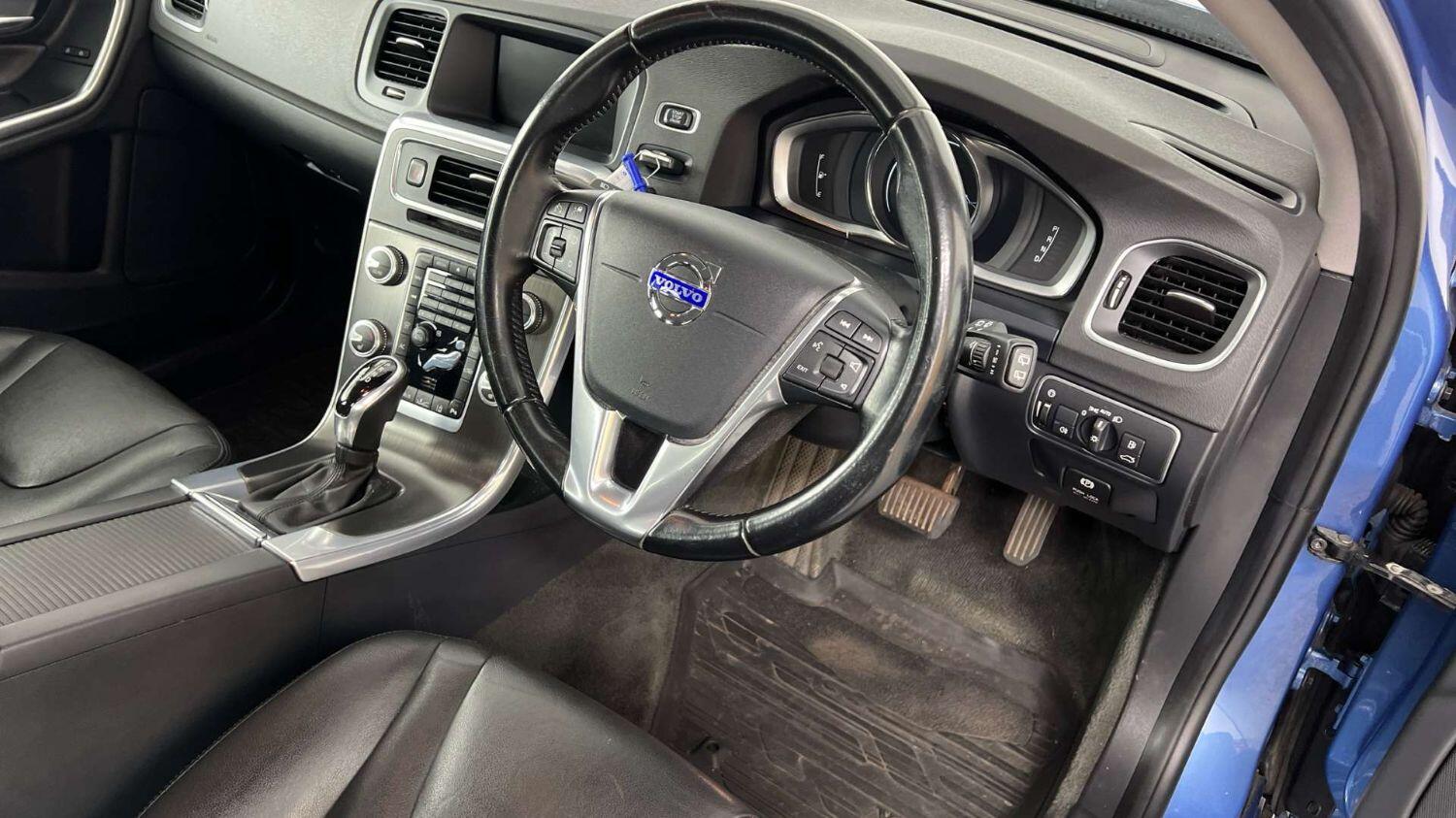 Used Volvo V60 2014 for sale - 76211826: Photo 2