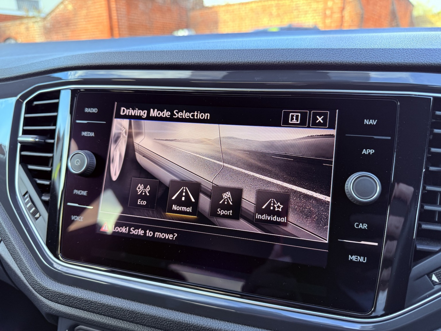 Used Volkswagen T-Roc 2018 for sale - 76358107: Photo 31