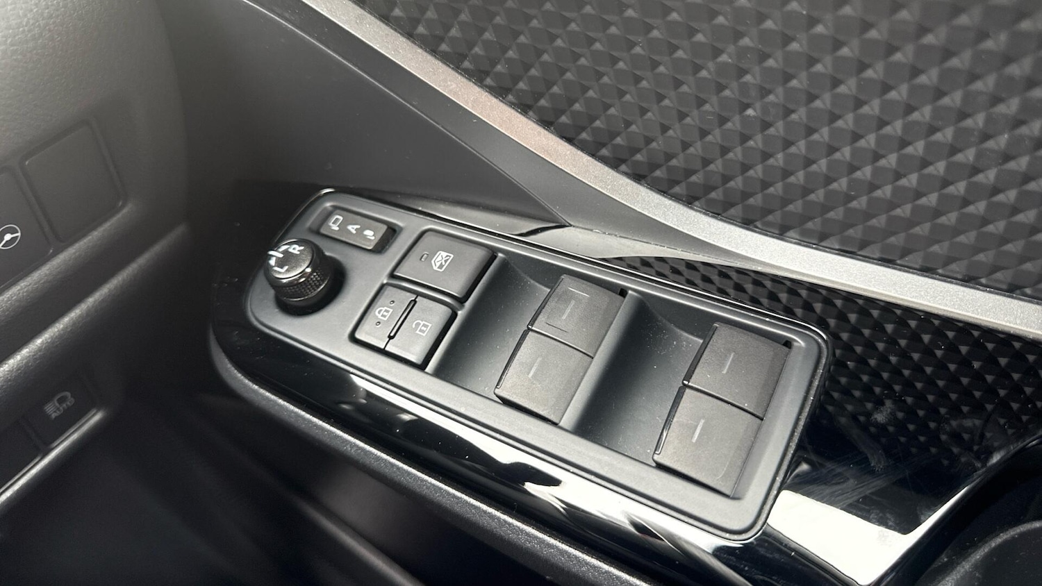 Used Toyota C-HR 2023 for sale - 77645949: Photo 41