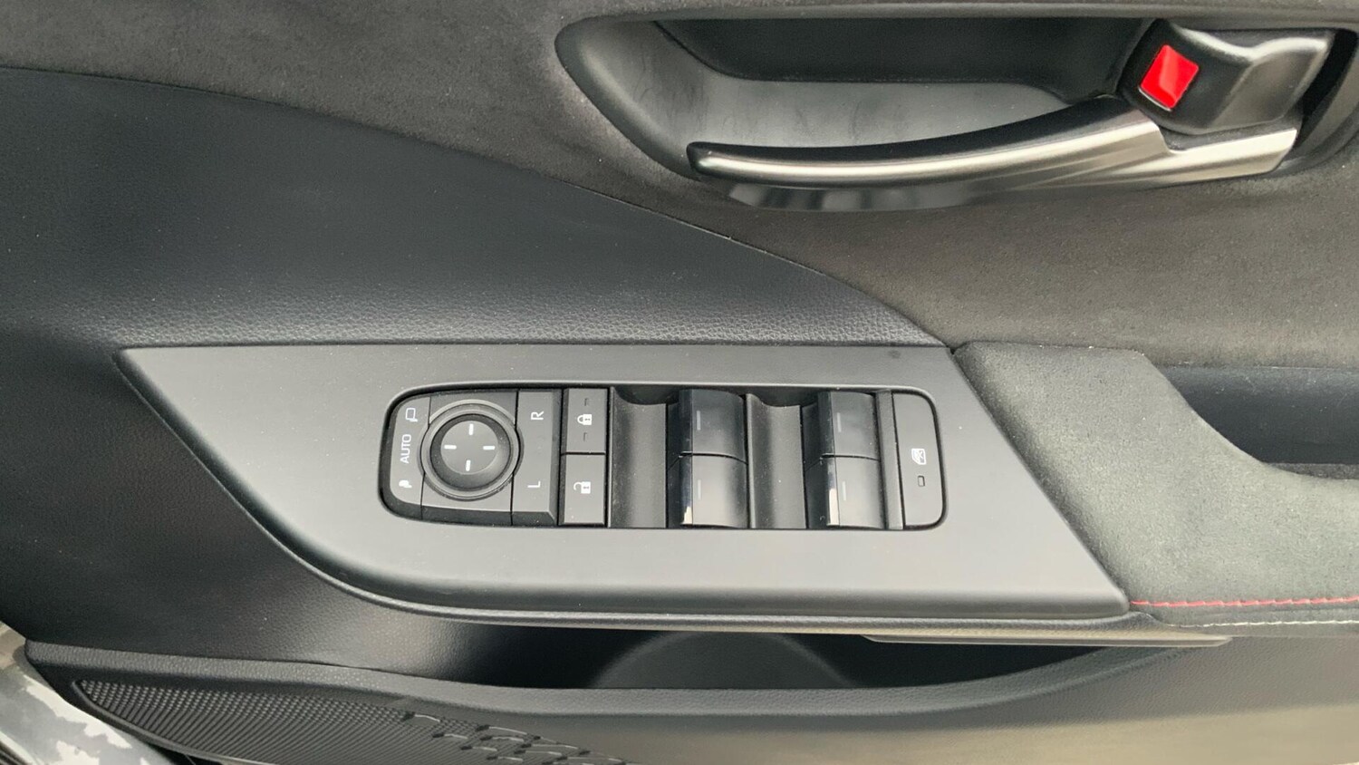 Used Toyota C-HR for sale - 76527989: Photo 41