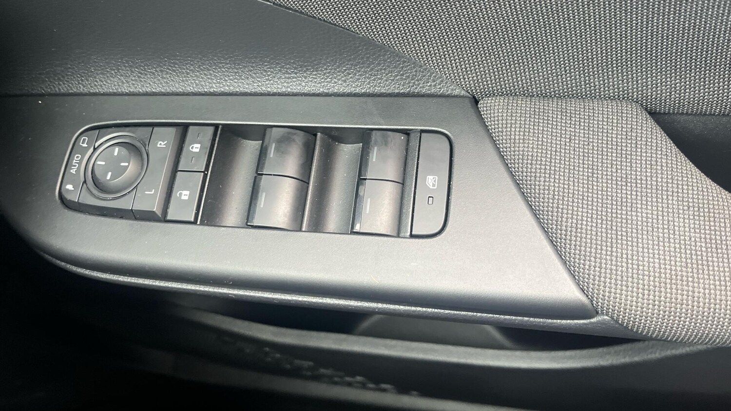 Used Toyota C-HR for sale - 77230352: Photo 36