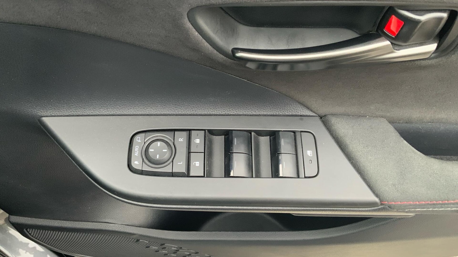 Used Toyota C-HR 2024 for sale - 76326945: Photo 41