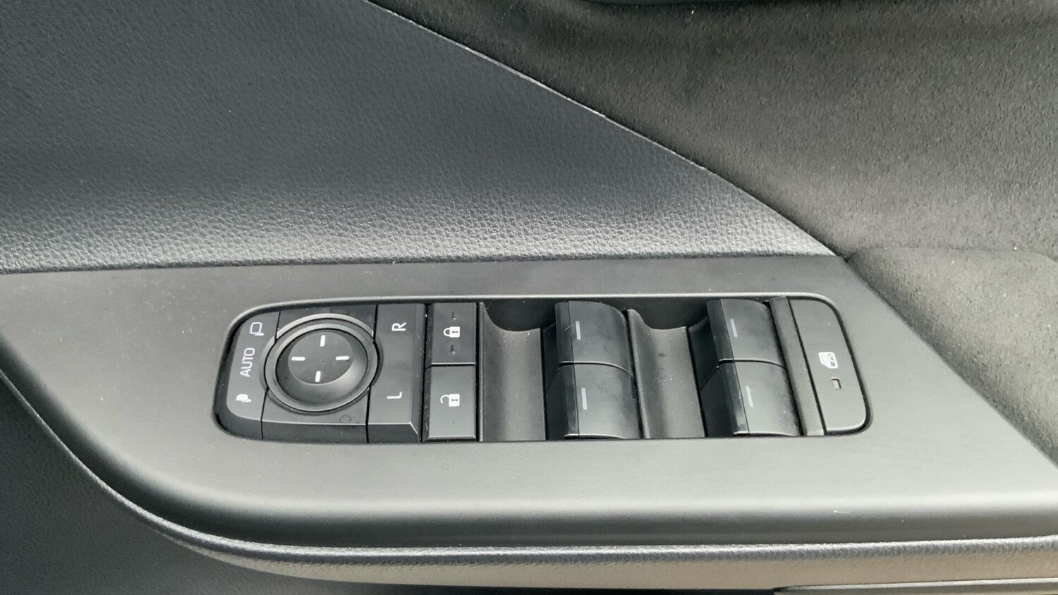 Used Toyota C-HR 2025 for sale - 77254712: Photo 34