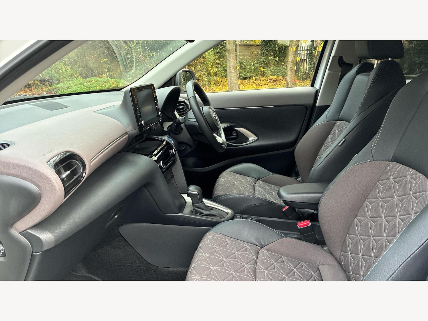 Used Toyota Yaris Cross 2024 for sale - 76527613: Photo 12