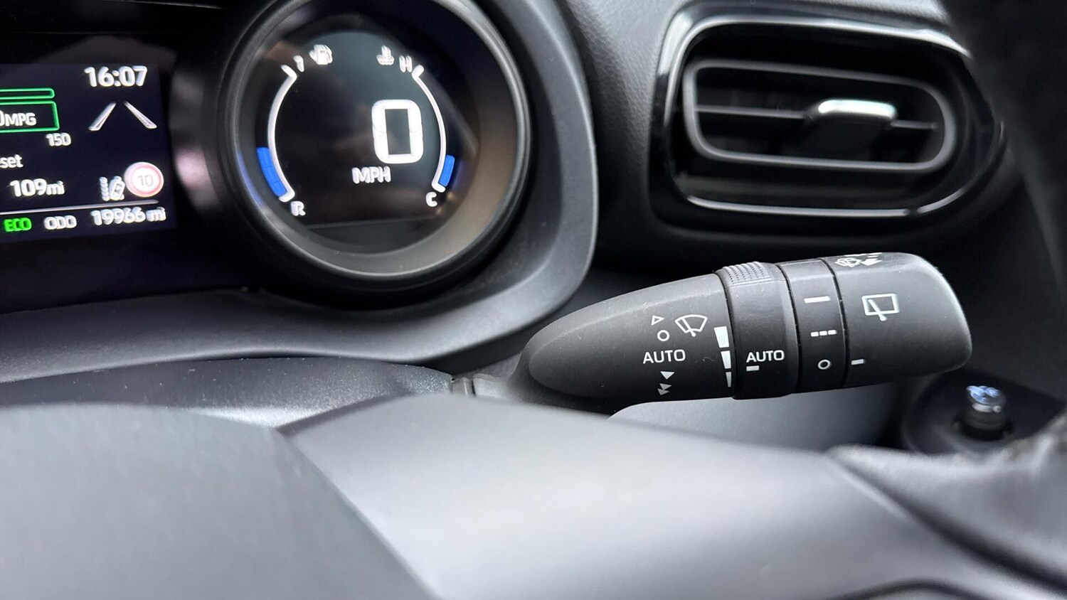 Used Toyota Yaris 2022 for sale - 77575188: Photo 40