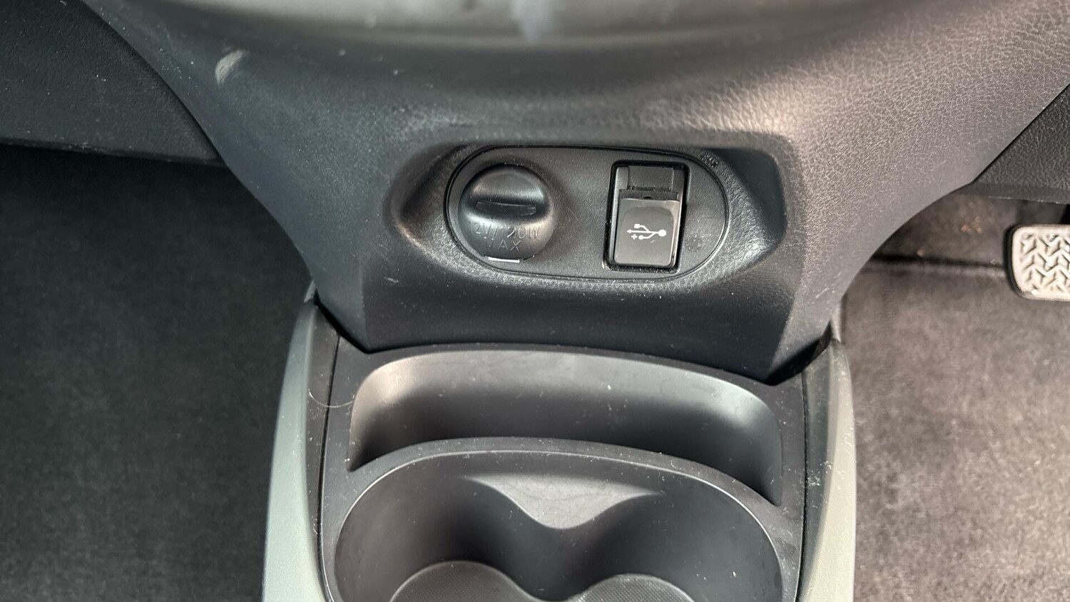 Used Toyota Yaris 2016 for sale - 76572945: Photo 41