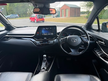 Used Toyota C-HR 2019 for sale - 79175182: Photo