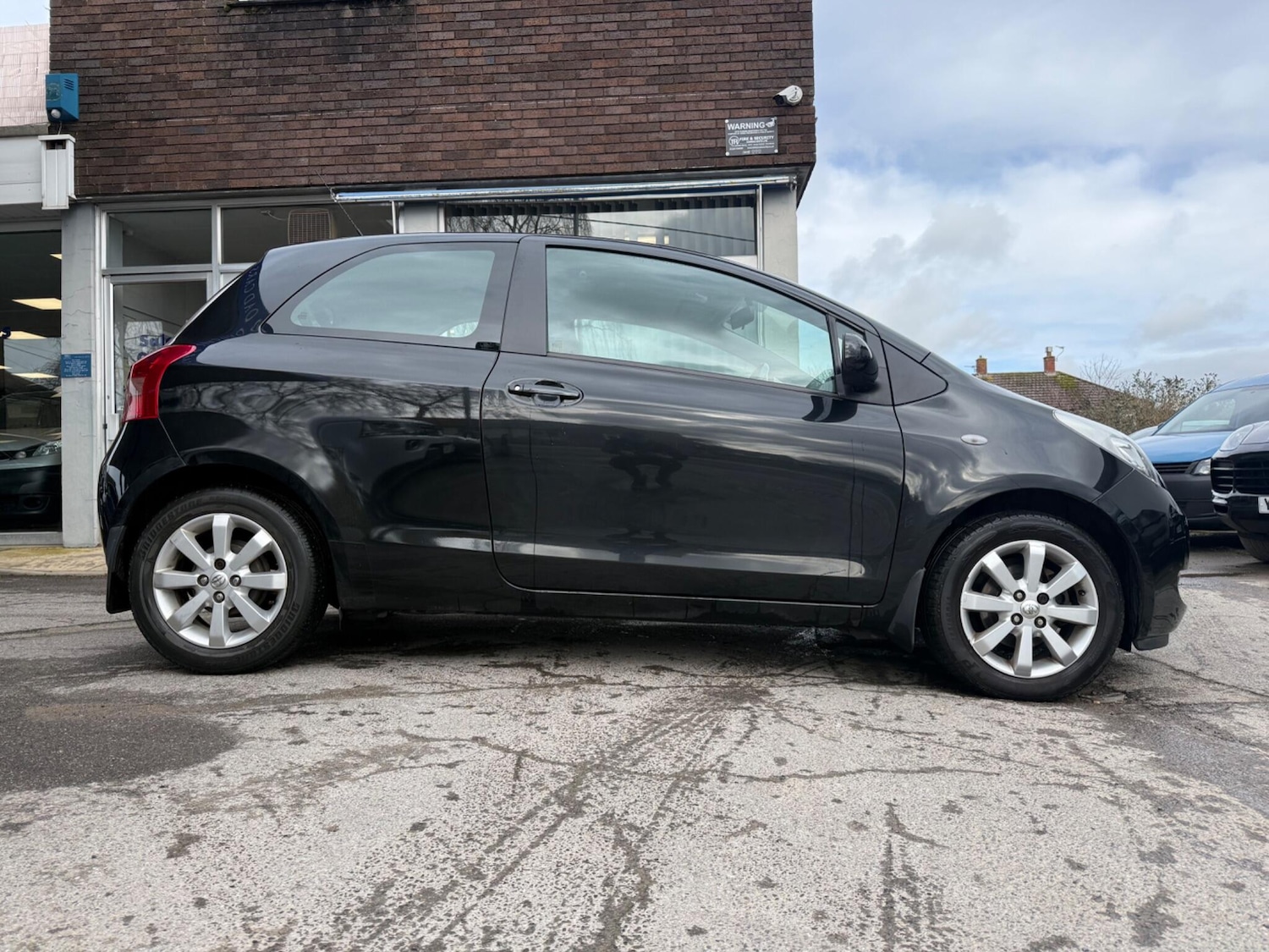 Used Toyota Yaris for sale - 77537503: Photo 2