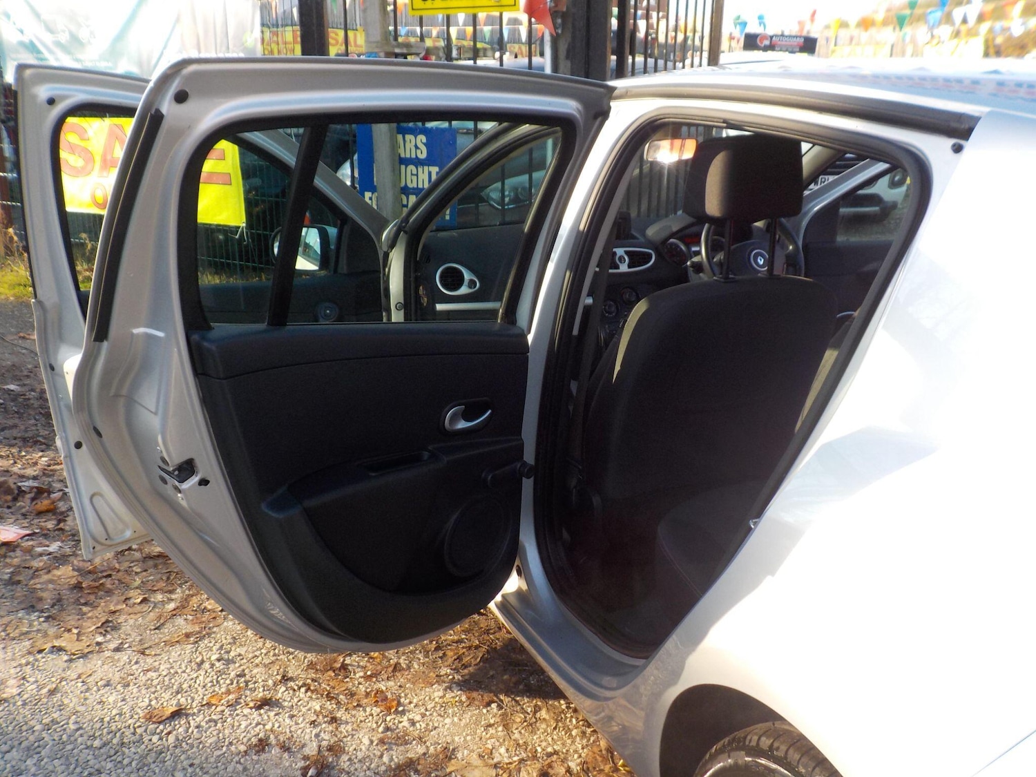 Used Renault Clio 2010 for sale - 76667297: Photo 24