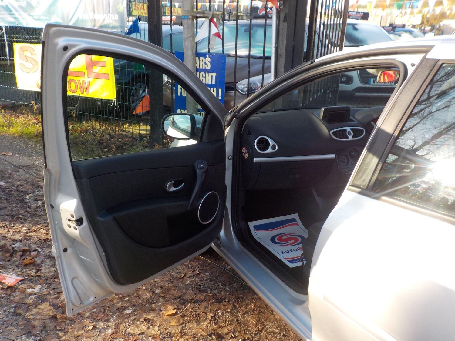 Used Renault Clio 2010 for sale - 76667297: Photo 26