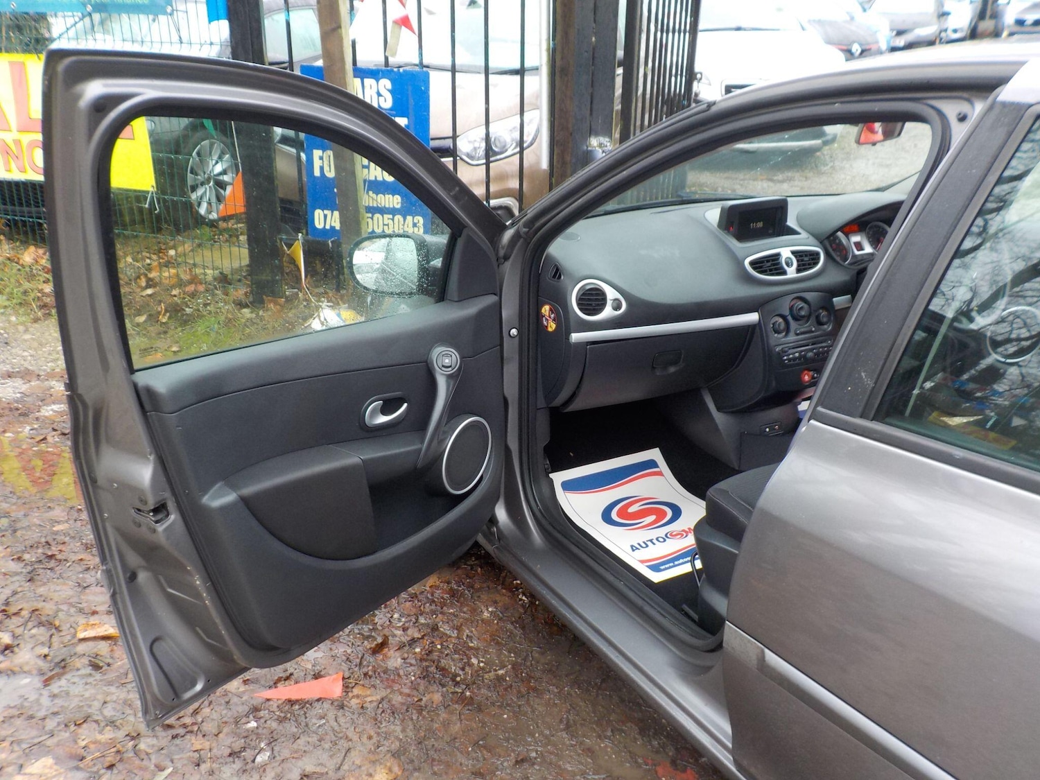 Used Renault Clio 2011 for sale - 76667023: Photo 23