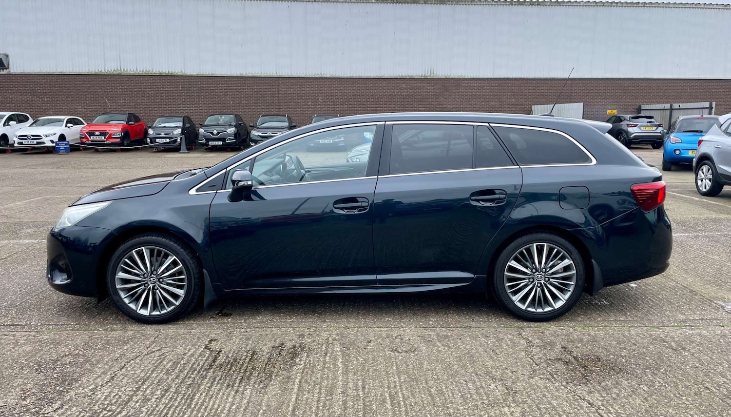 Used Toyota Avensis 2017 for sale - 77712968: Photo 11