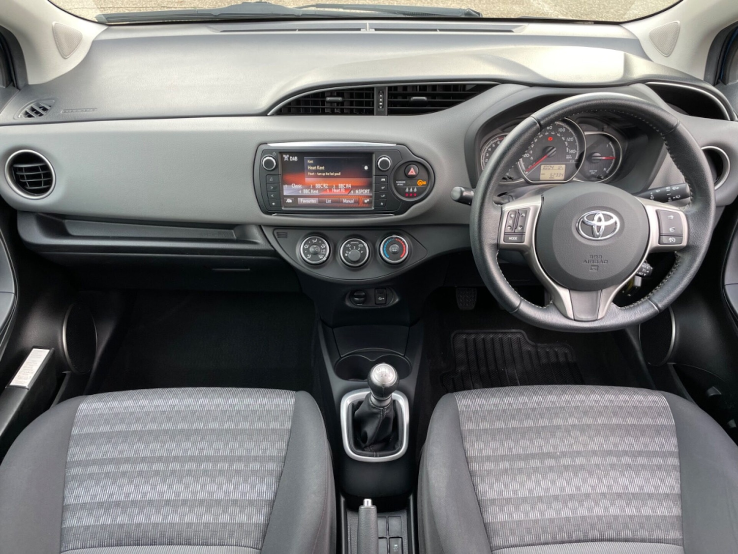 Used Toyota Yaris 2016 for sale - 76287040: Photo 2