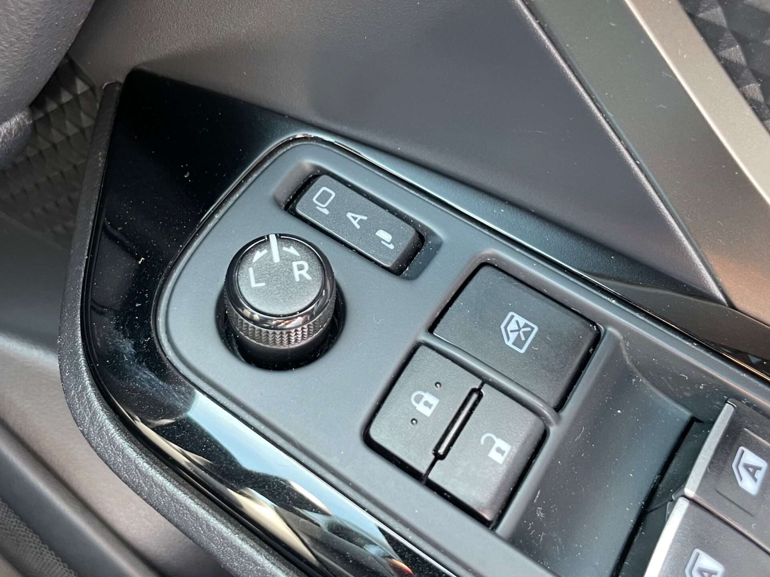 Used Toyota C-HR 2018 for sale - 76922523: Photo 54