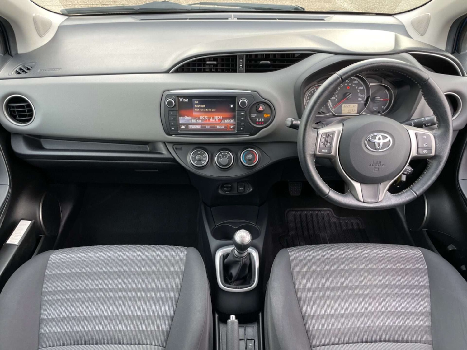 Used Toyota Yaris 2016 for sale - 76922533: Photo 2