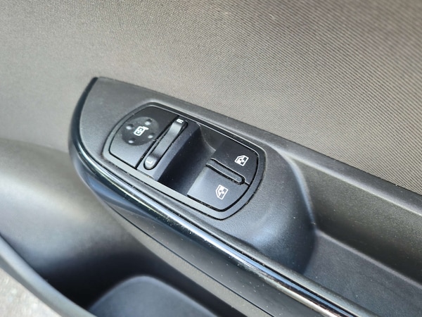 Used Vauxhall Corsa 2016 for sale - 76278383: Photo 31