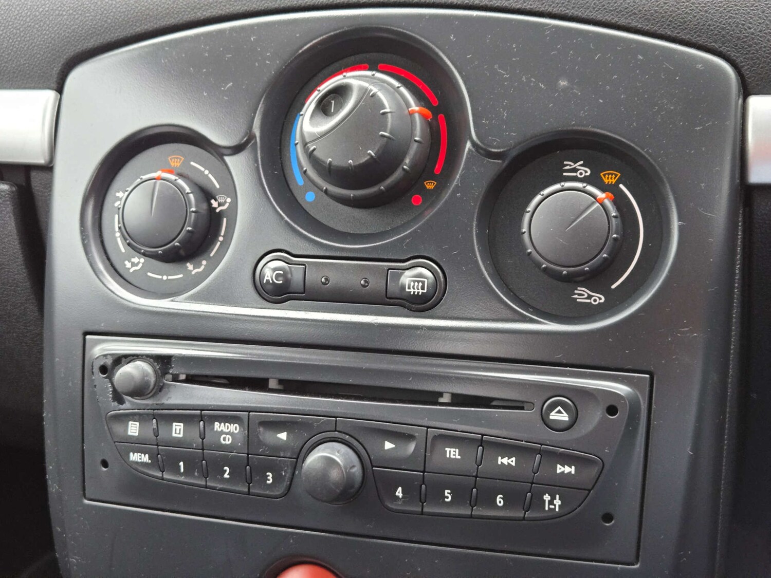 Used Renault Clio 2011 for sale - 77498251: Photo 35