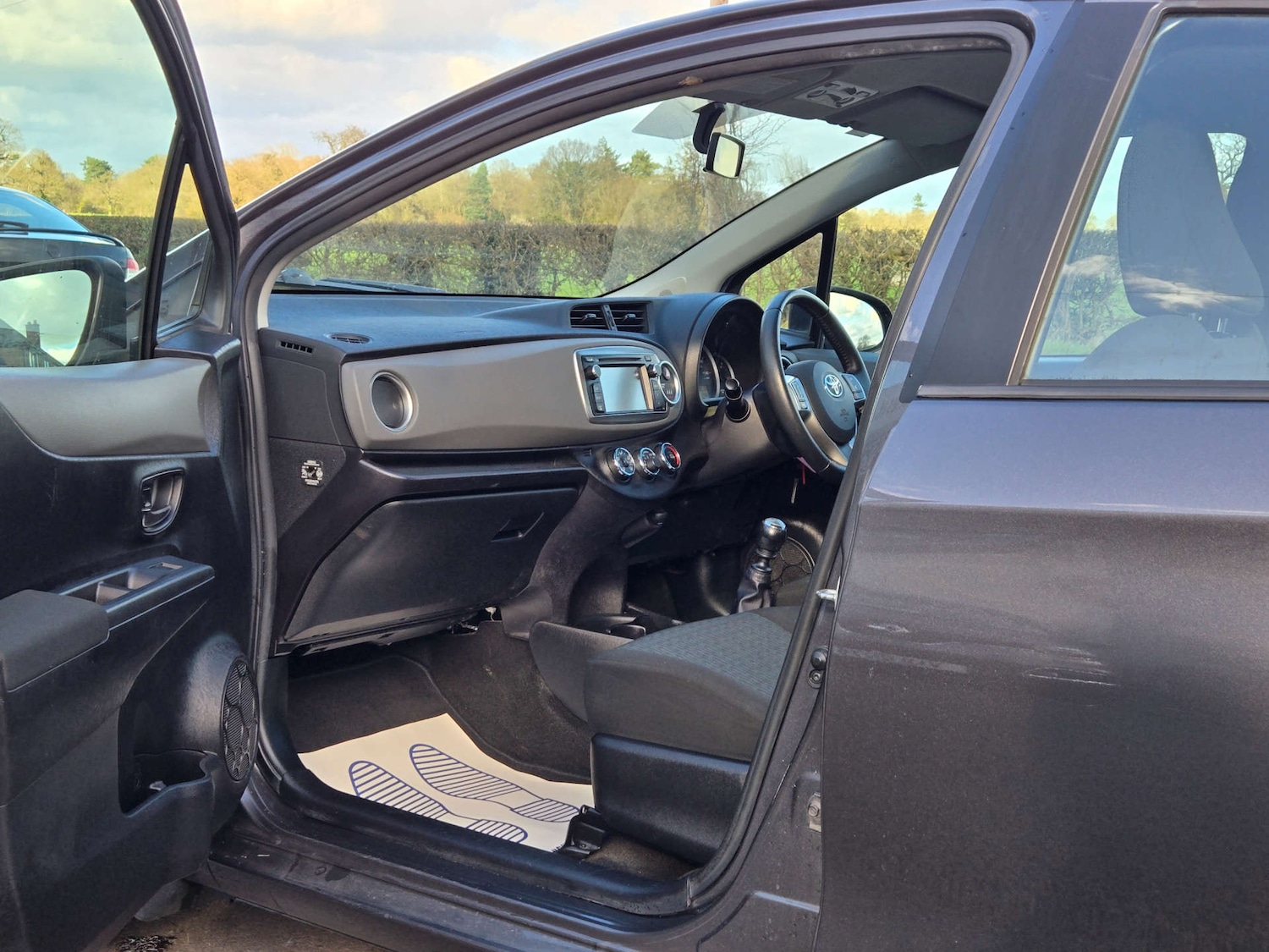 Used Toyota Yaris 2012 for sale - 77704056: Photo 28